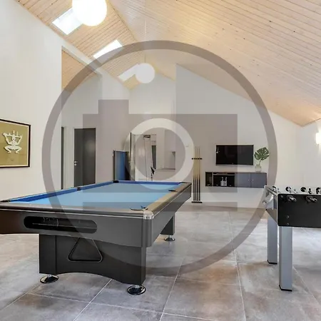Beautiful In W/ Jacuzzi, Sauna And 5 Bedrooms Feriehus